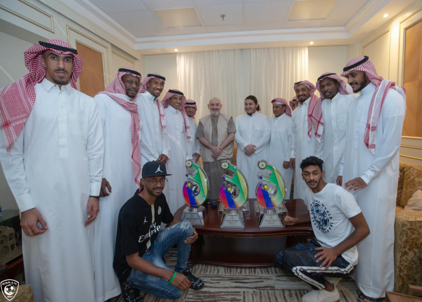 الأمير خالد بن طلال يستقبل طائرة الهلال